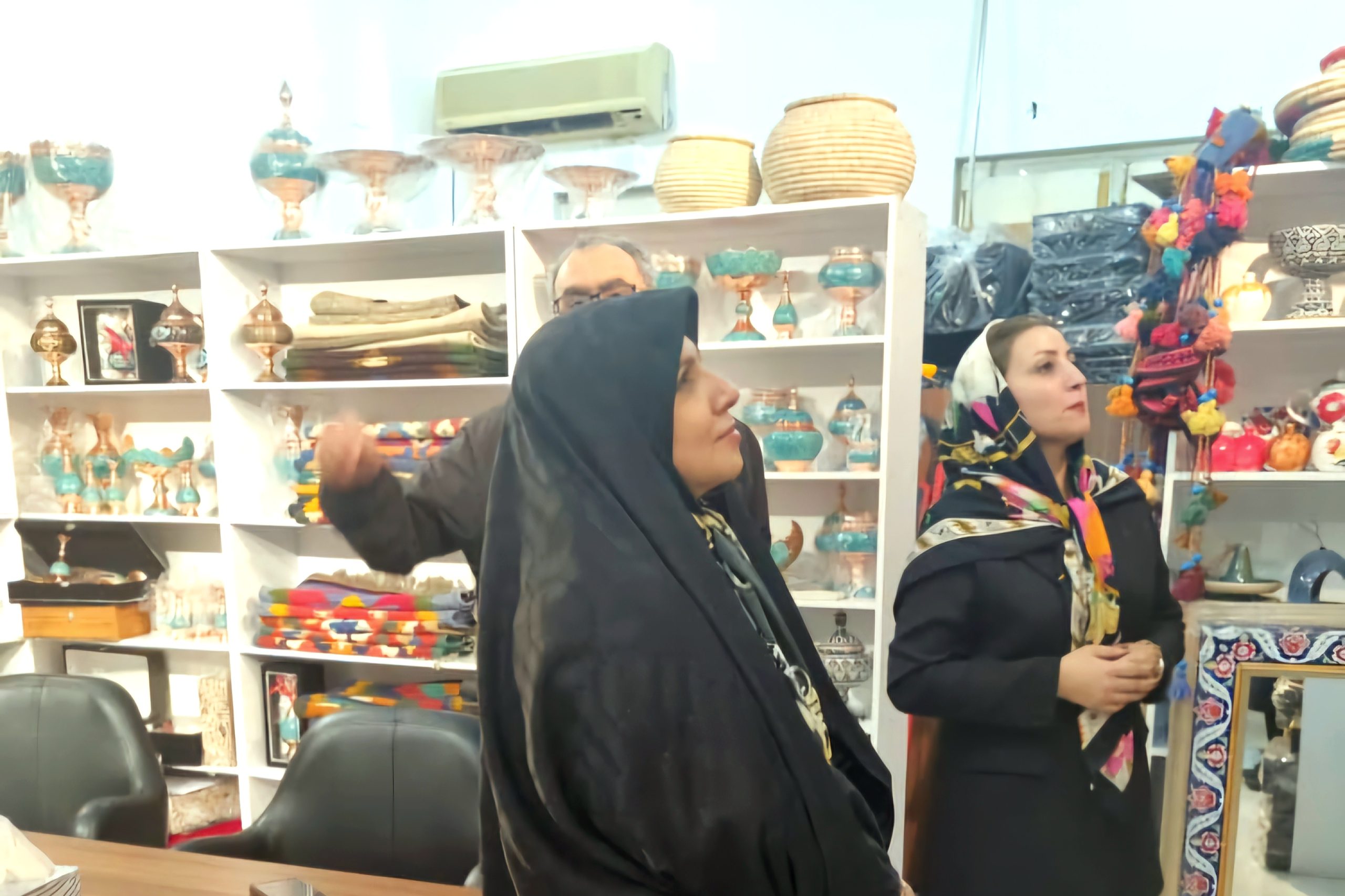 بازدید مشاور امور زنان و خانواده وزیر میراثفرهنگی، گردشگری و صنایعدستی از کارگاههای صنایعدستی بانوان بوشهر